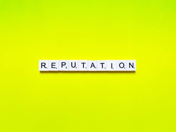 Comment un service de garde d'enfants peut-il utiliser les avis clients pour renforcer sa réputation en ligne?